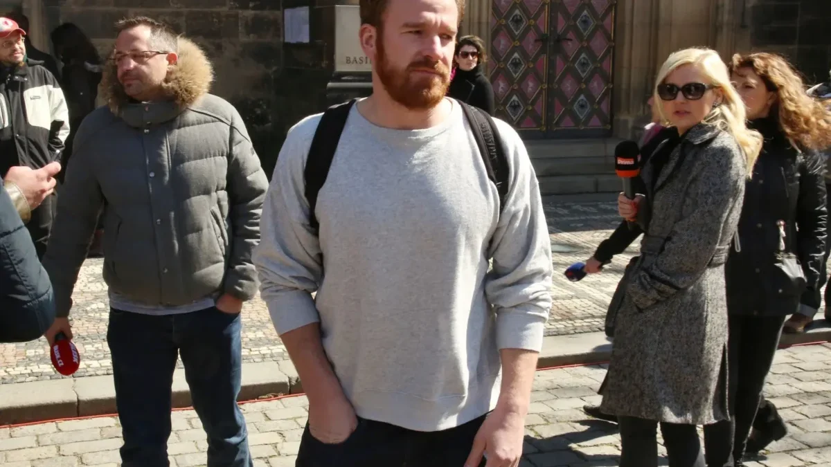 Stanislav Majer stojí mezi lidmi.