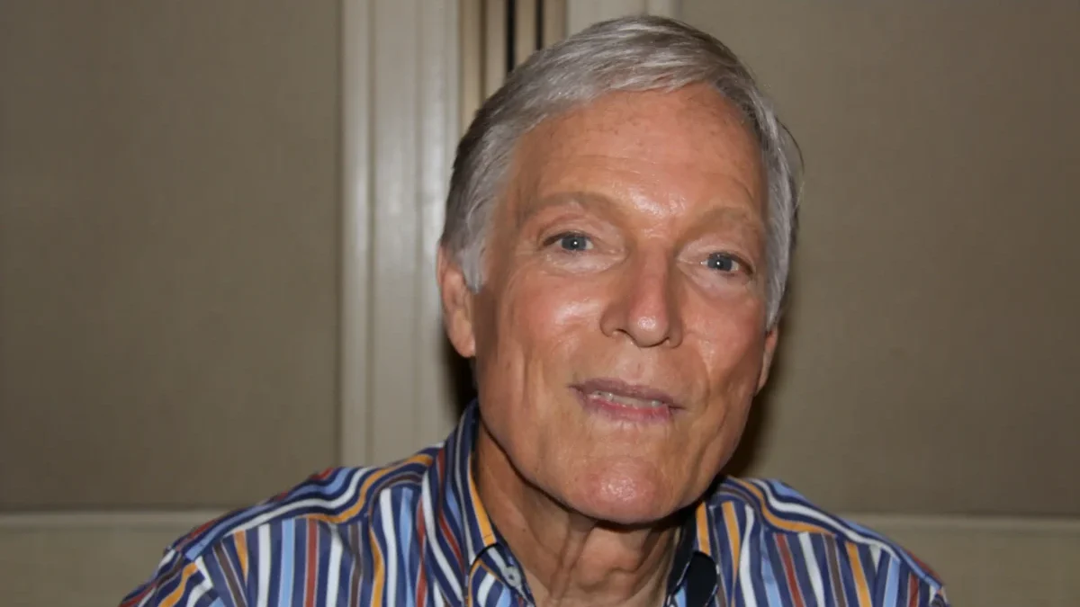 Richard Chamberlain se dívá před sebe.