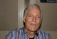 Richard Chamberlain se dívá před sebe.