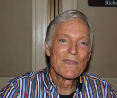 Richard Chamberlain se dívá před sebe.