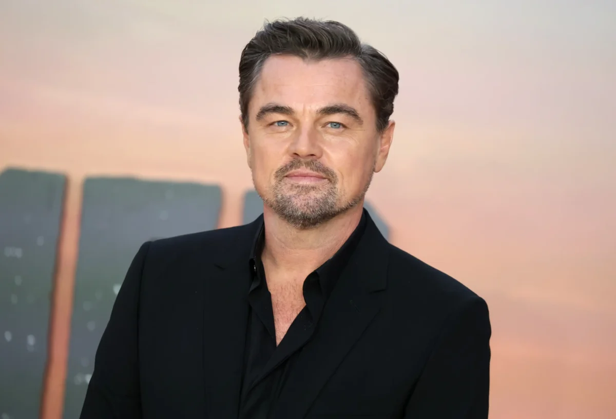 Leonardo DiCaprio pózuje.