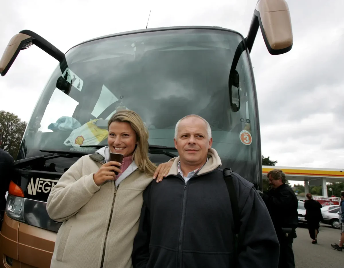 Muž a žena stojící před autobusem