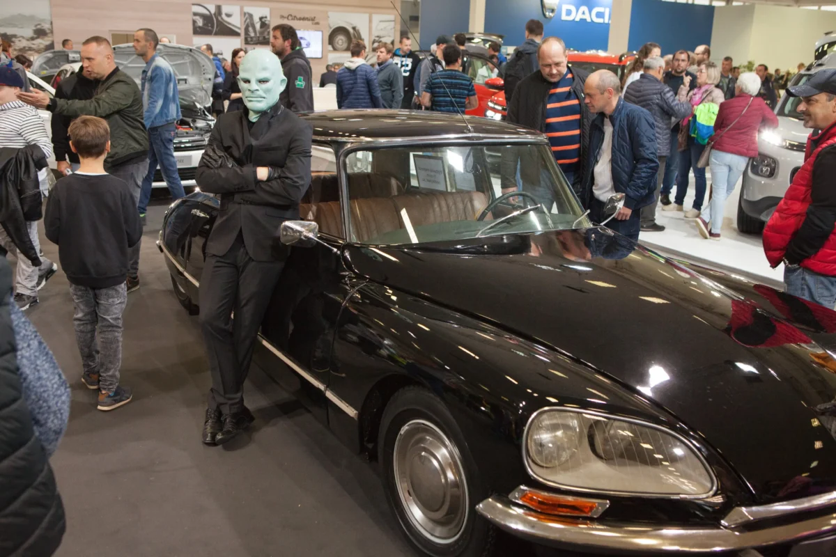 Fantomas stojící u černého auta.