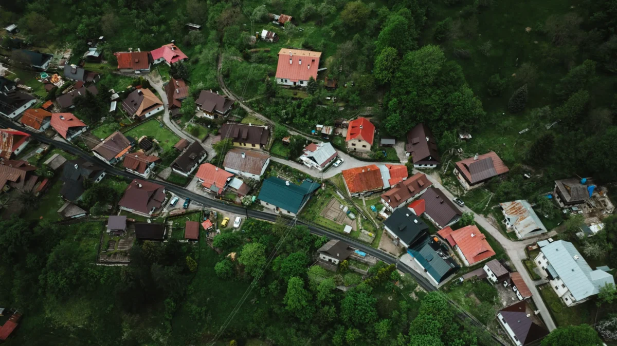 Domy z ptačí perspektivy s lesem okolo