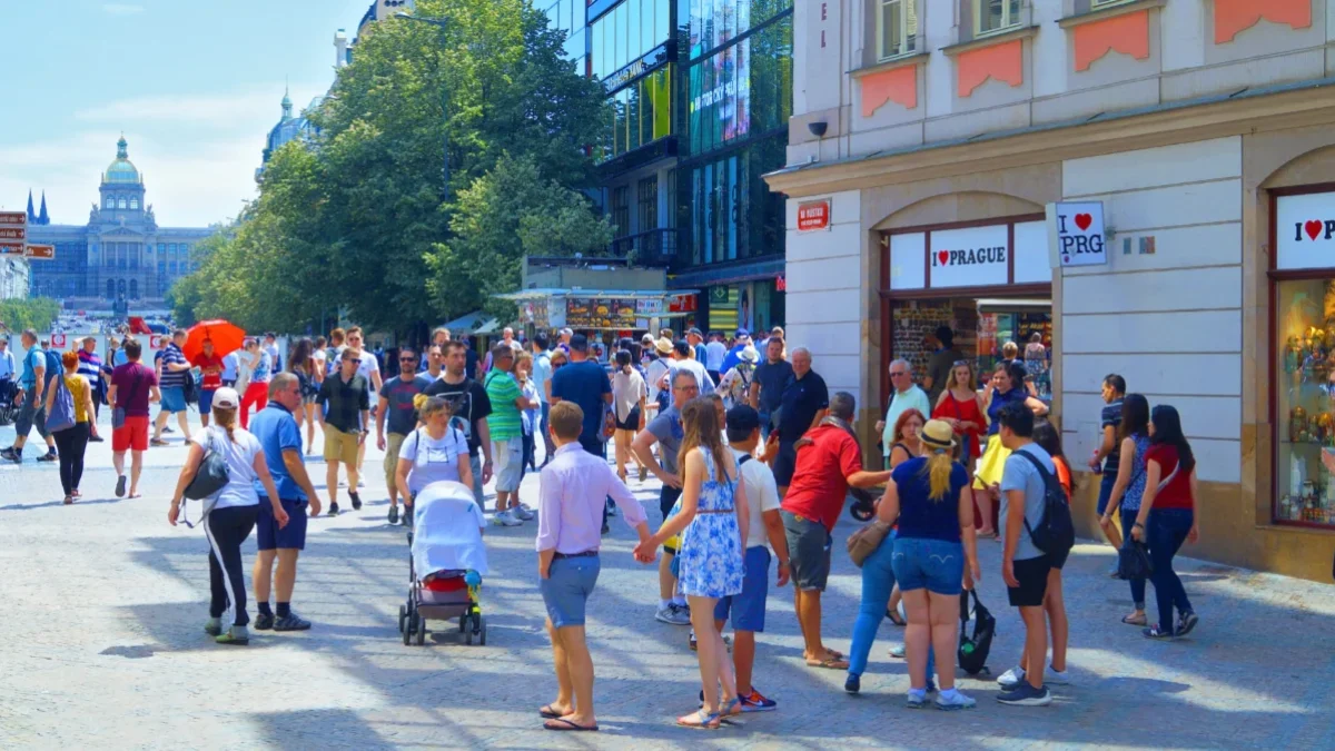 Lidé chodí po Praze.