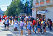 Lidé chodí po Praze.