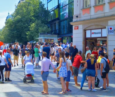 Lidé chodí po Praze.