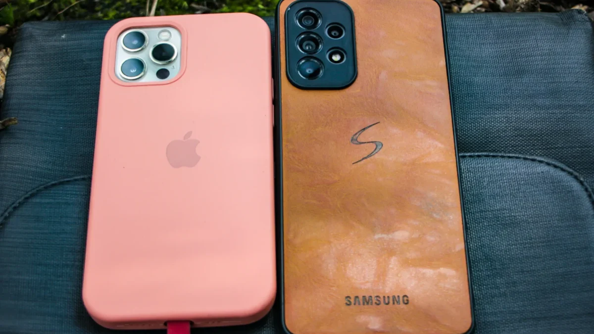 Na zemi leží dva mobily.