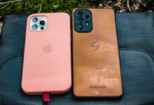 Na zemi leží dva mobily.