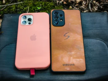 Na zemi leží dva mobily.