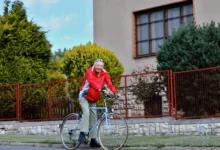 Starý muž jede na kole.
