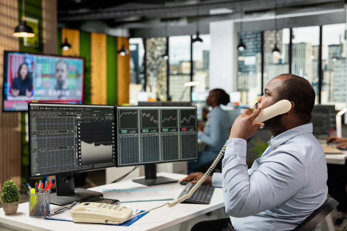 Muž s telefonem připravující televizní vysílání