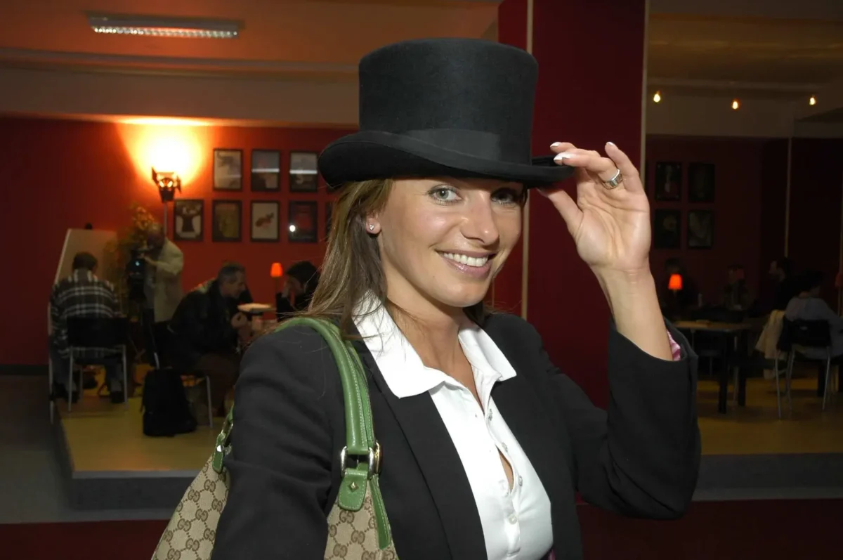 profimedia-0157726927 | TVGURU.cz Alice Bendová má na hlavě klobouk.