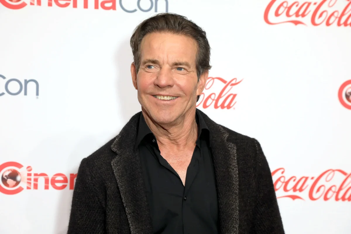 Dennis Quaid se usmívá.