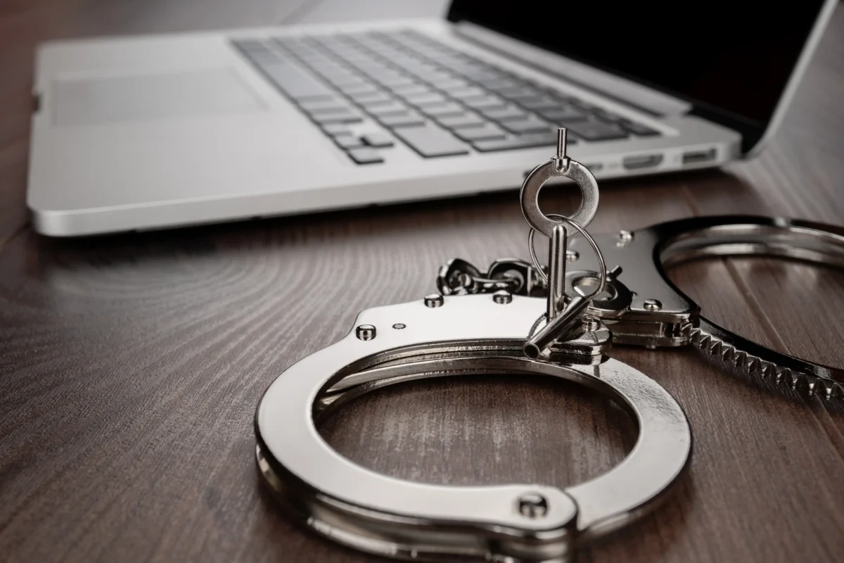 shutterstock_2772007033-2 | TVGURU.cz Na stole u notebooku leží pouta.