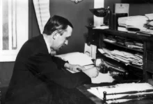 Karel čapek sedí u stolu a píše.