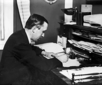Karel čapek sedí u stolu a píše.