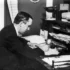 Karel čapek sedí u stolu a píše.