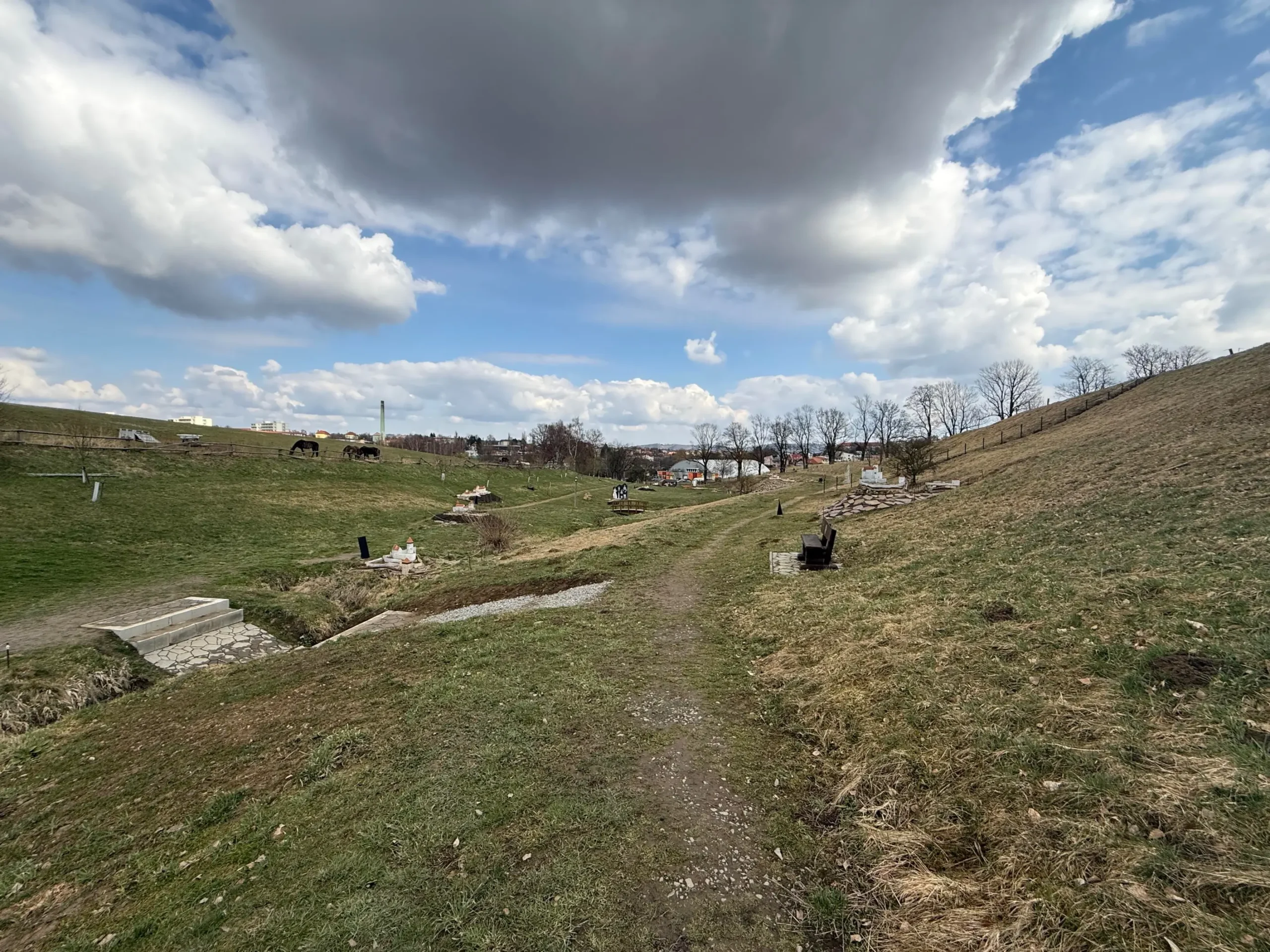 shutterstock_2782010965-2 | TVGURU.cz Kopcovitá krajina
