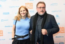Muž a žena stojící vedle sebe