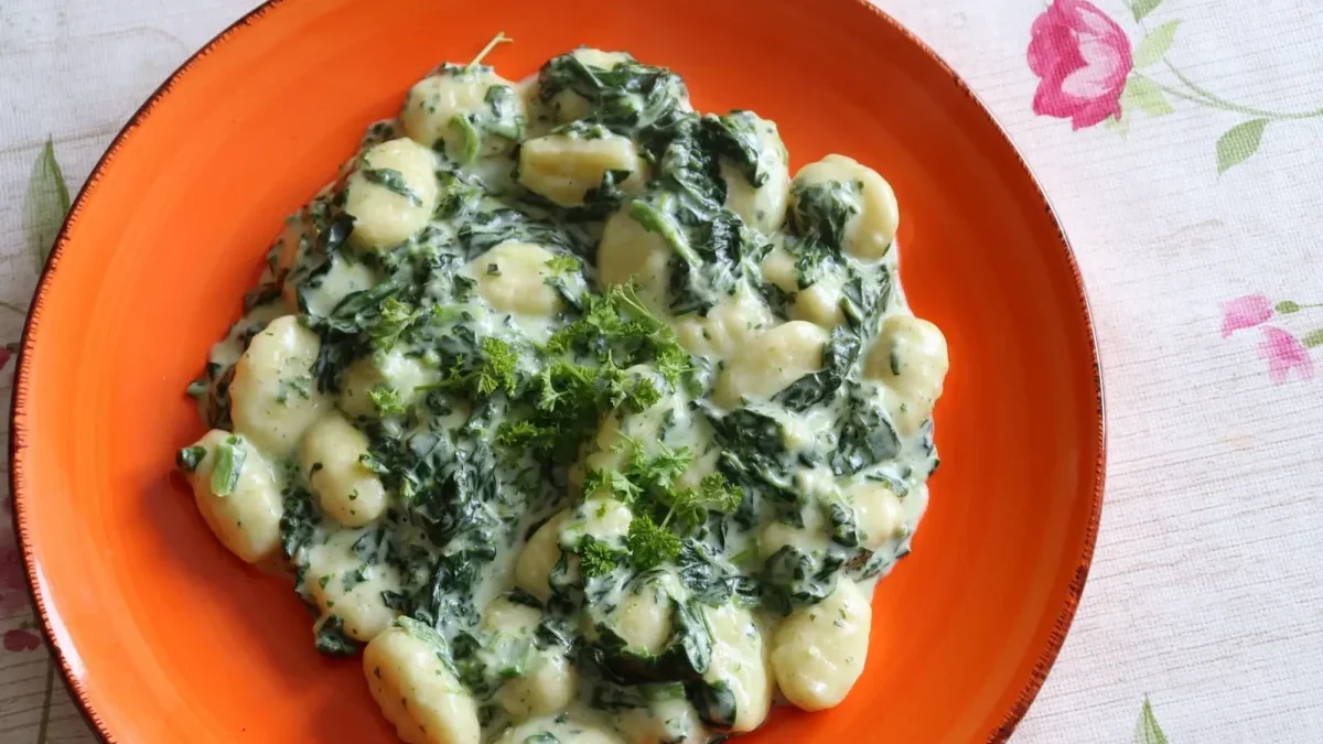 gnocchi se špenátem na talíři