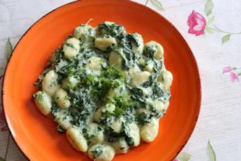 gnocchi se špenátem na talíři