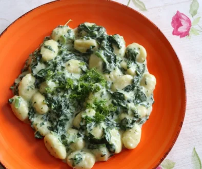 gnocchi se špenátem na talíři