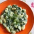 gnocchi se špenátem na talíři