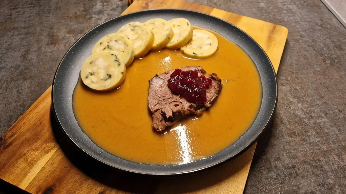 svíčková omáčka, maso a knedlík na talíři