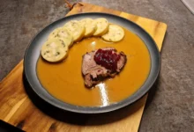 svíčková omáčka, maso a knedlík na talíři