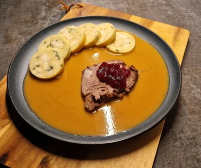 svíčková omáčka, maso a knedlík na talíři