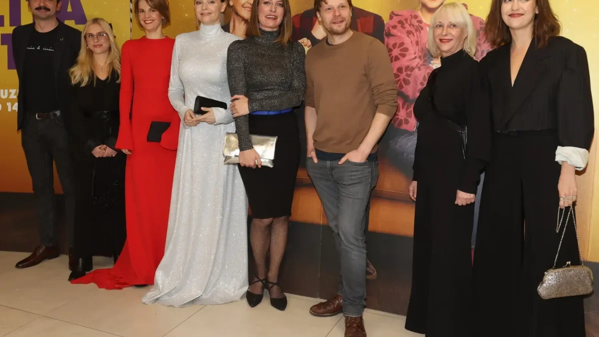 Herci na premiéře komedie Lítá v tom