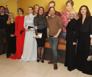 Herci na premiéře komedie Lítá v tom