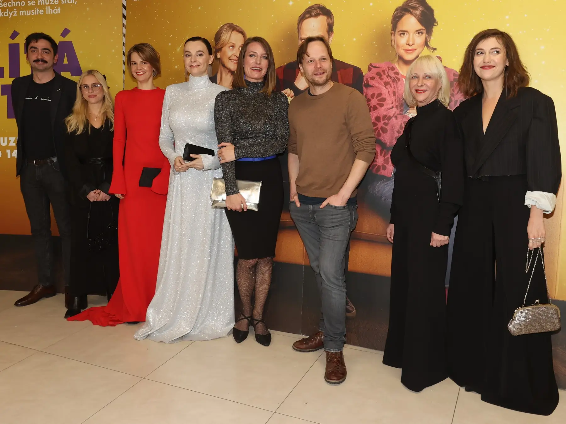 Herci na premiéře komedie Lítá v tom