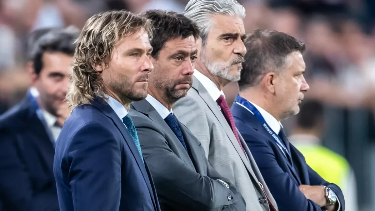 Pavel Nedvěd a další muži na fotbalovém stadionu