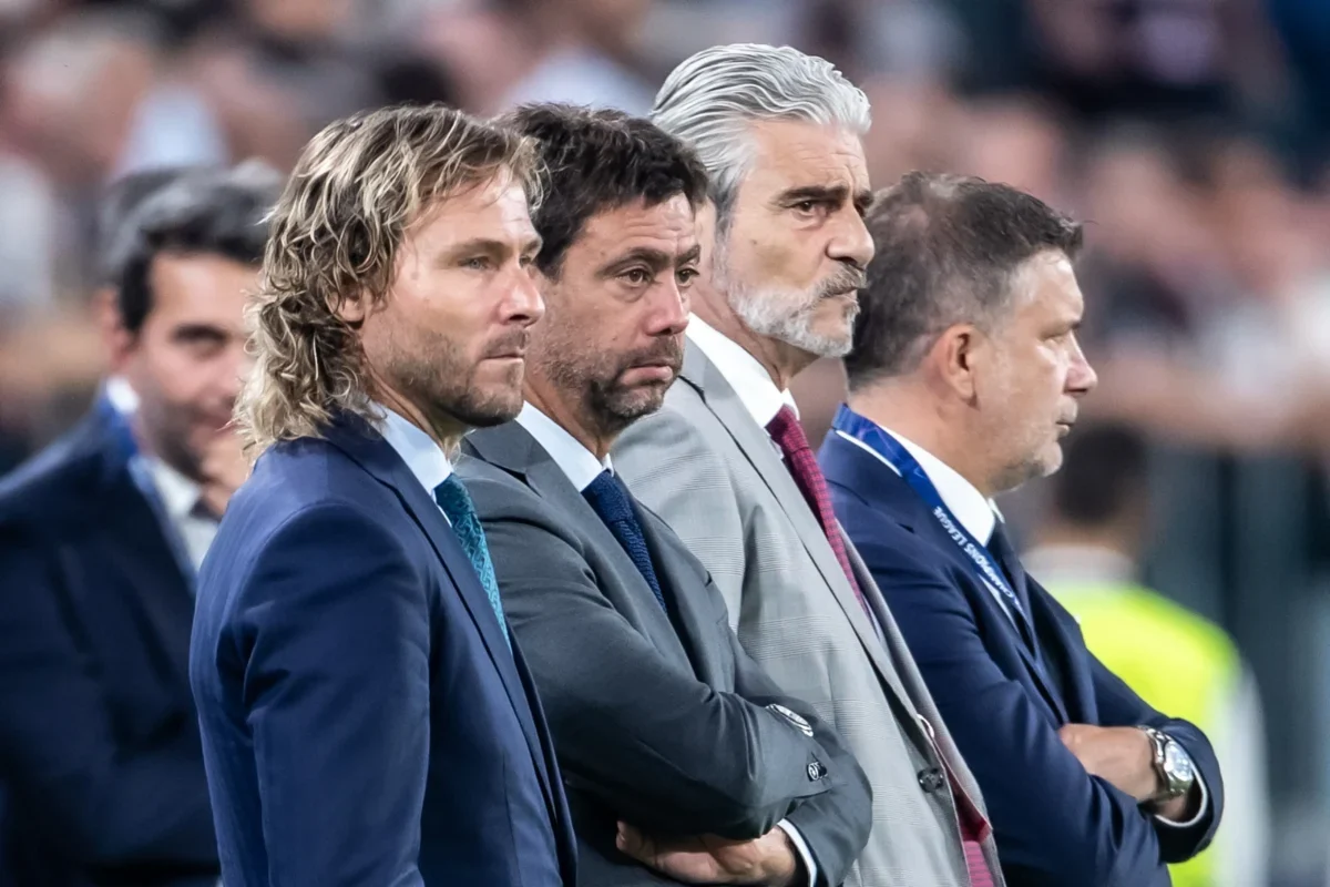 Pavel Nedvěd a další muži na fotbalovém stadionu