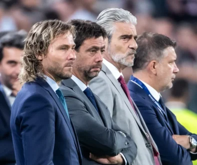 Pavel Nedvěd a další muži na fotbalovém stadionu