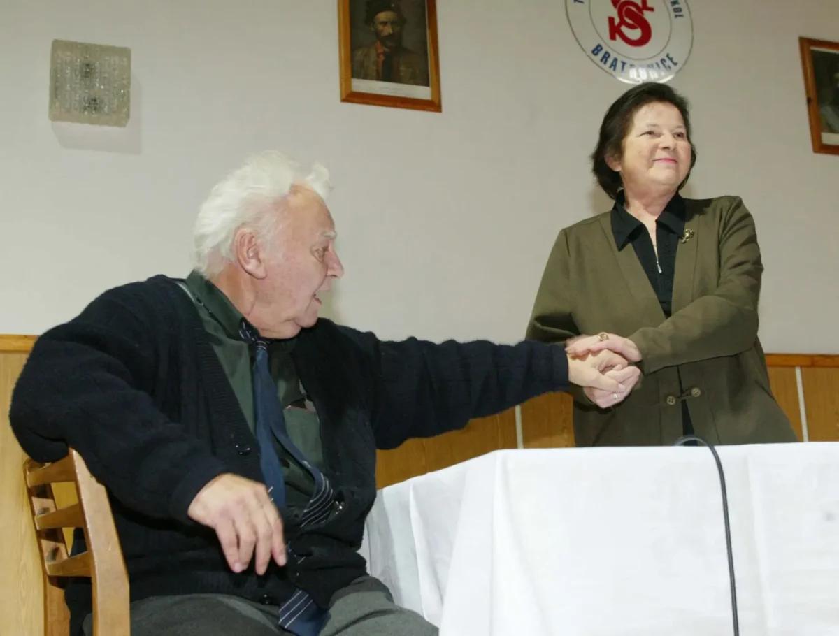 V seriálu Žena za pultem se potkala s Jiřinou Švorcovou. Zdroj: Ham / CNC / Profimedia | TVGURU.cz Muž sedící u stolu a žena stojící u stolu