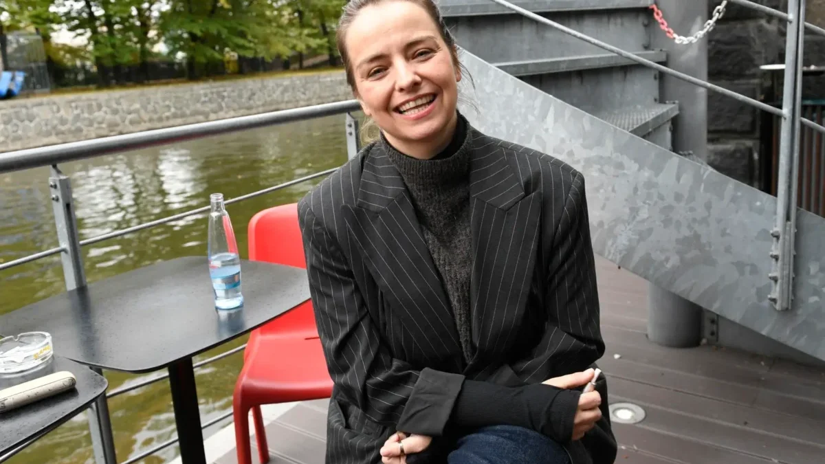 Pavla Beretová sedí a směje se.