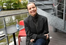 Pavla Beretová sedí a směje se.