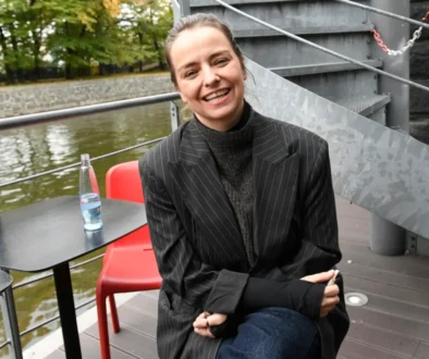 Pavla Beretová sedí a směje se.