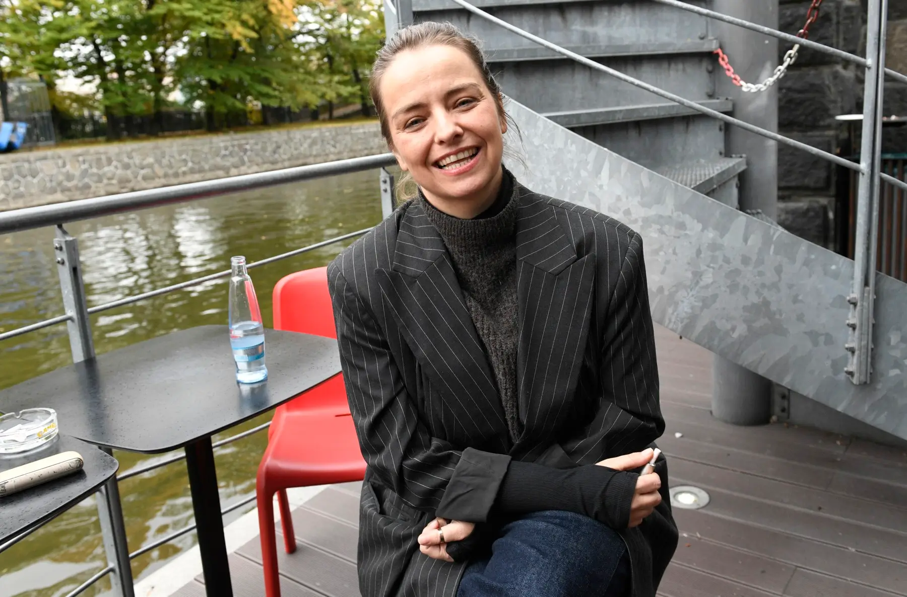 Pavla Beretová sedí a směje se.