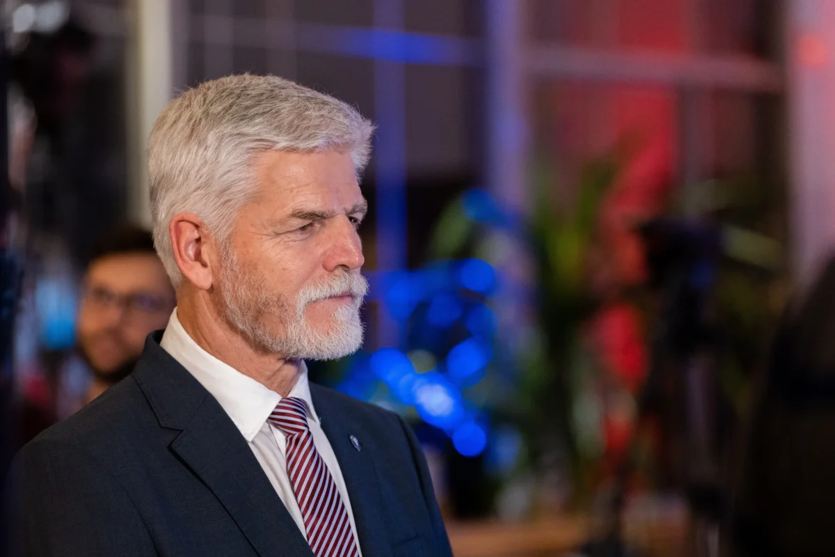 Petr Pavel se dívá do strany.