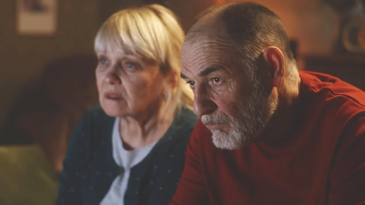 shutterstock_2140748661 1 | TVGURU.cz pohled na tváře muže a ženy, kteří koukají na televizi