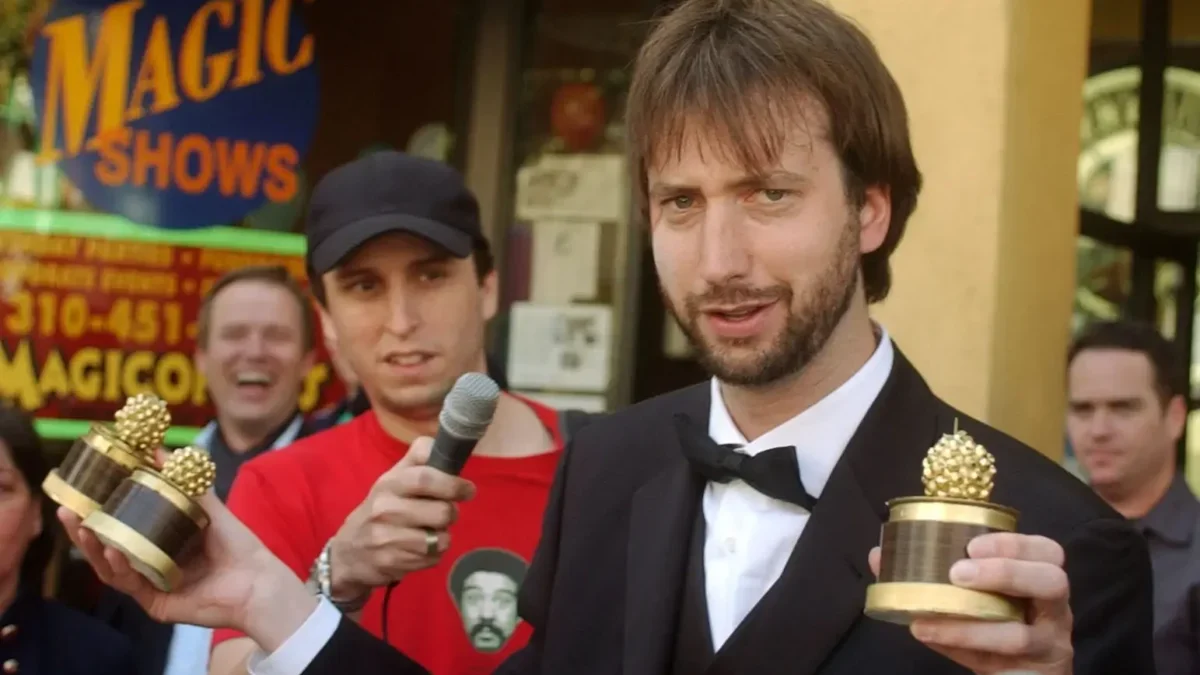 muž držící sošku se zlatou malinou