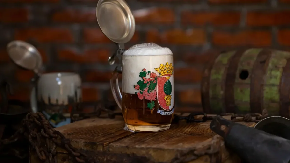 Pivní korbel s víčkem a s pivem