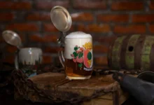 Pivní korbel s víčkem a s pivem