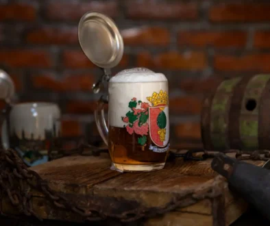 Pivní korbel s víčkem a s pivem