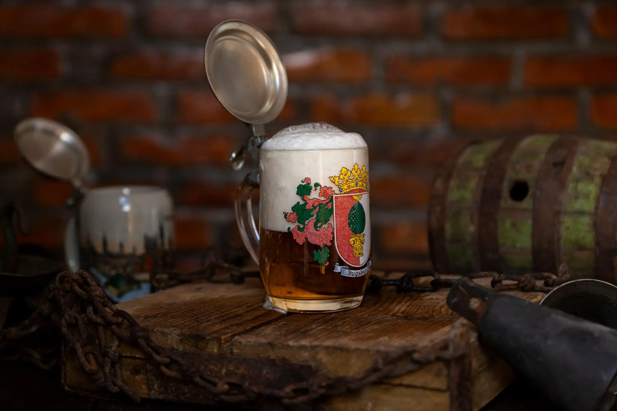 Pivní korbel s víčkem a s pivem