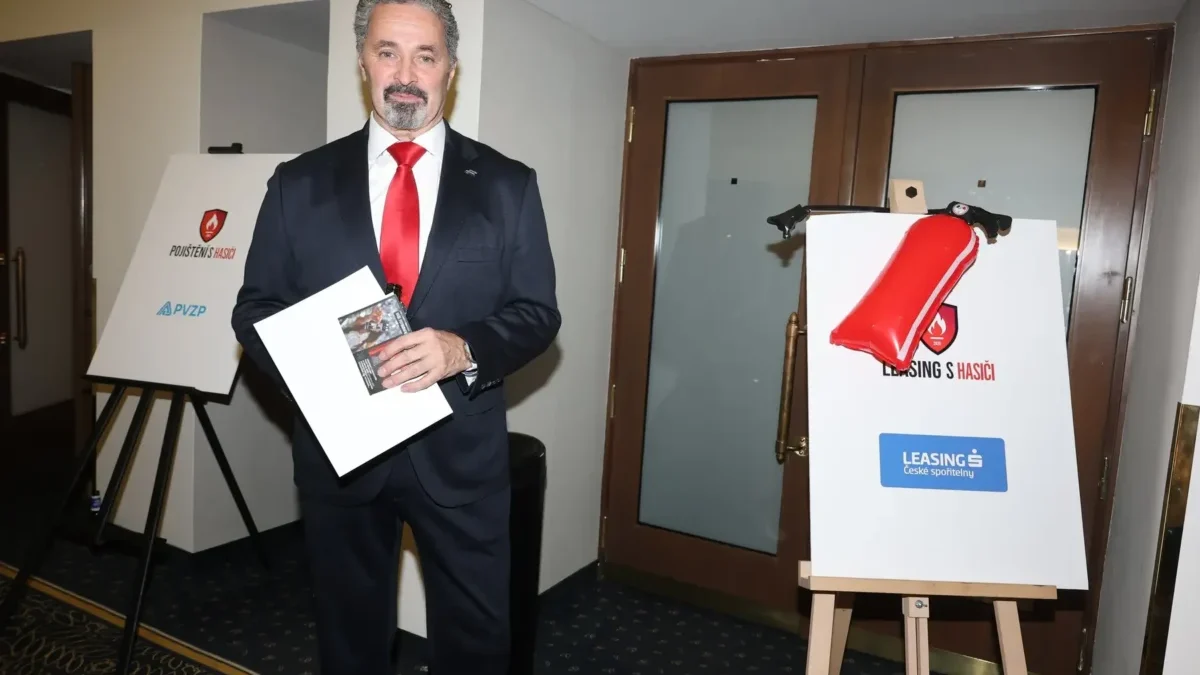Martin Dejdar s červenou kravatou